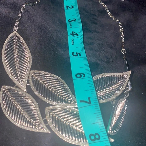 Vintage silver metal sparkles bold leafs statement necklace - Picture 5 of 11